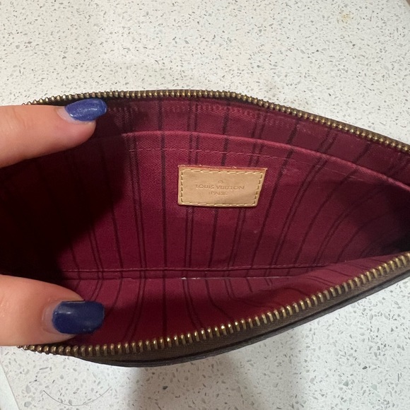 Louis Vuitton wristlet - Picture 4 of 9